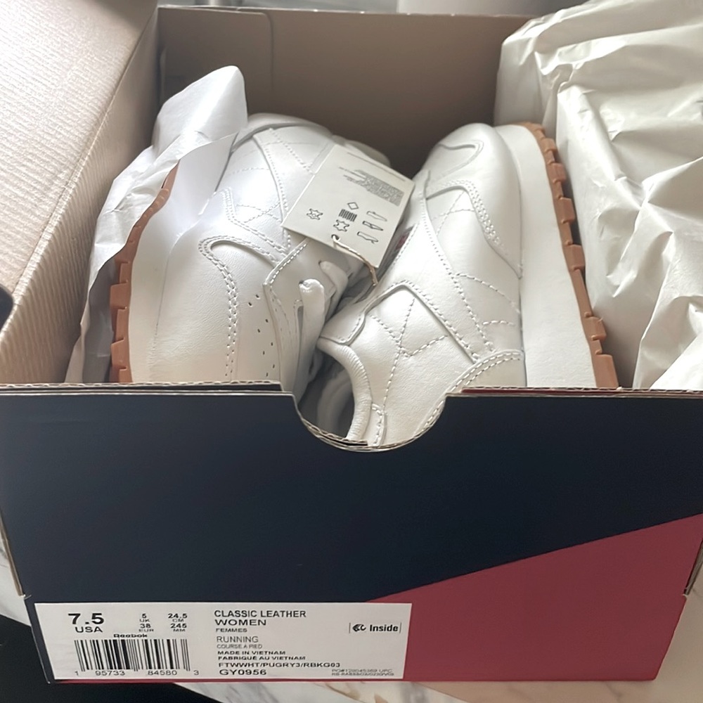 BRAND NEW NEVER BEEN WORN 7.5 WHITE REEBOK SNEAKERS!